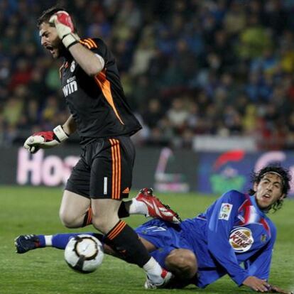 Parejo e Iker Casillas, en la jugada que dio origen al primer gol del Getafe.