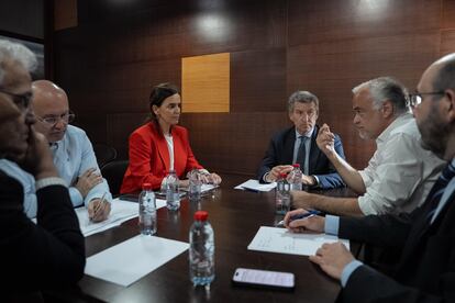 El líder del PP, Alberto Núñez Feijóo, reunido el 28 de abril con miembros de la dirección popular en Valencia.