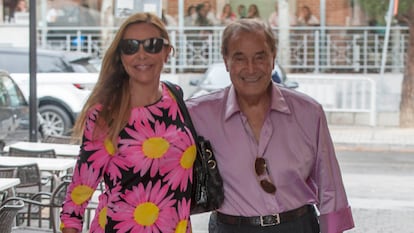 Ana Obregón junto a su padre, Antonio García, paseando por las calles de Madrid en 2012.