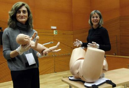 Dos médicos del Hospital de Cruces imparten un taller sobre cómo asistir un parto de nalgas.