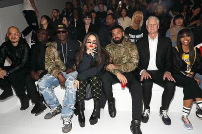 Aunque no ha lanzado ninguna línea con la marca, Nike quiso contar con Rosalía el pasado febrero en su desfile de la semana de la moda de Nueva York. Allí, enfundada en el estampado de lunas de Marine Serre, compartió front row con Drake y el mismo Champagne Papi colgó una foto con ella en Instagram definiéndola como "La jefa de Sant Esteve Sesrovires". Pero el rapero estadounidense no fue la única persona influyente con la que se codeó en este evento: a su derecha estaba sentado Virgil Abloh, el polifacético director creativo de LV hombre, y junto a este el influyente director de la edición británica de Vogue, Edward Enninful. Además, iconos de moda como cantante Dua Lipa y la actriz de Euphoria Hunter Schafer han sido otras de sus compañeras en primera línea de los desfiles londinenses.