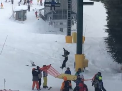 El menor se resbaló cuando estaba ascendiendo a la montaña y se quedó suspendido a ocho metros de altura