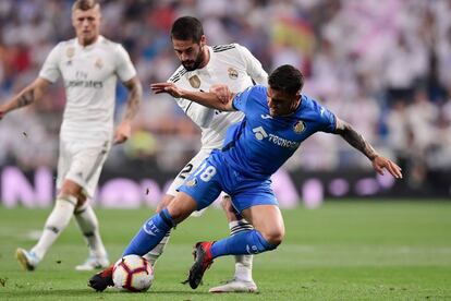 Mauro Arambarri, jugador del Getafe, es empujado por Isco en un momento del partido.