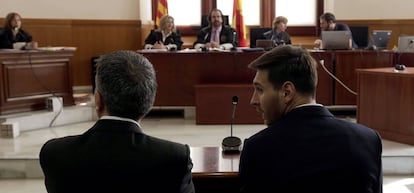 Messi (d) i el seu pare, a la sala de l'Audiència de Barcelona.