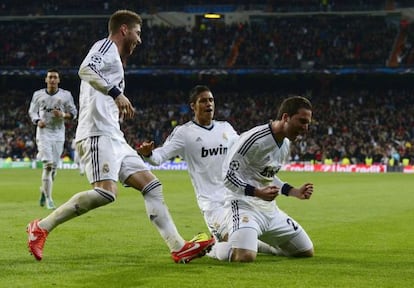 Real Madrid&#039;s Argentinean forward Gonzalo Higua&iacute;n (r) celebrates his goal against Galatasaray.