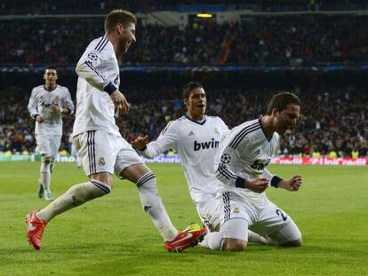 Real Madrid&#039;s Argentinean forward Gonzalo Higua&iacute;n (r) celebrates his goal against Galatasaray.