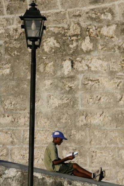 Un joven lector durante la Feria Internacional del Libro de La Habana, en 2007.