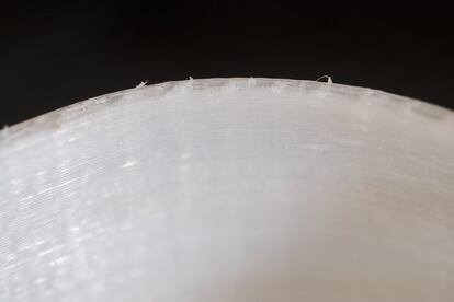 El encaje para Joan salido de la impresora MDF para fibras de densidad media está impreso a base de capas de filamentos de nailon blanco.