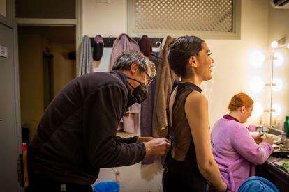 Trabajadores, técnicos y artistas se preparan para el espectáculo las ‘Capullas?’, en el Teatro Pavón.