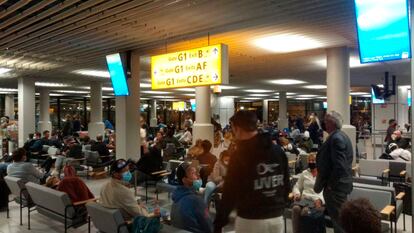 Passageiros dos voos da África do Sul, na sala do aeroporto de Schiphol (Amsterdã), onde permaneceram horas após aterrissar.