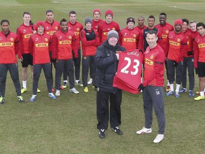 Giggs posa junto a Alex Ferguson tras su renovación.