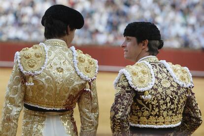 Roca Rey, a la izquierda, y El Juli, en la plaza de la Maestranza.