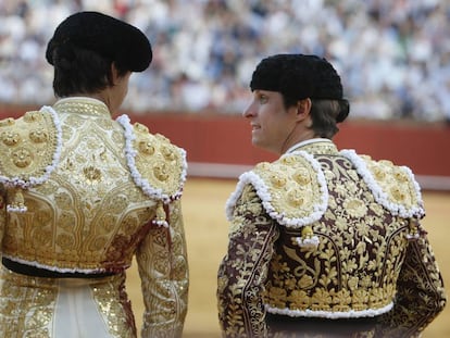 Roca Rey, a la izquierda, y El Juli, en la plaza de la Maestranza.