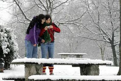 Vizcaya fue la provincia más afectada ayer por el temporal de frío y nieve. En la imagen, dos jóvenes en el monte Artxanda.