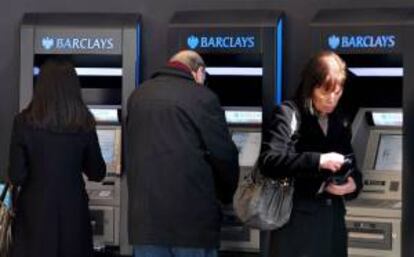 Clientes del banco Barclays utilizan los cajeros automáticos de una sucursal del banco en Londres, Reino Unido. EFE/Archivo