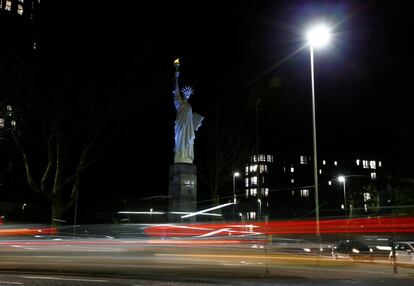 La estatua de la libertad, iluminada de azul para el Leicester que hoy se juega su primer título en el campo del Manchester United. 