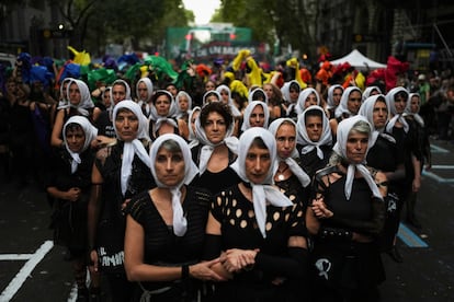 Un grupo de mujeres vestidas como las Madres de Mayo, participan en la marcha. 