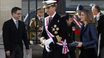 Los Pr&iacute;ncipes de Asturias durante la pascua militar. En segundo plano, C&aacute;ndido Creis, jefe de protocolo de la casa. 