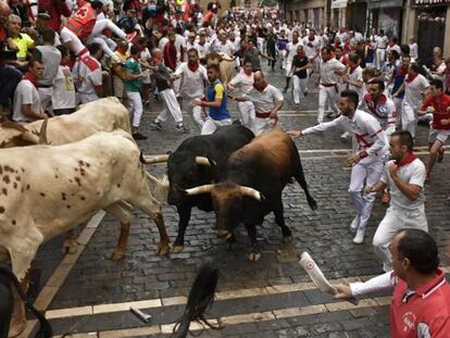 Corredores participan en el sexto encierro de sanfermines, el 12 de julio de 2018.