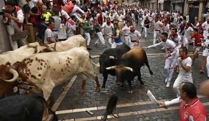 Corredores participan en el sexto encierro de sanfermines, el 12 de julio de 2018.