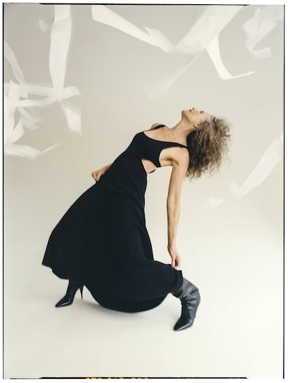 Vestido e botas de pele, ambos da SAINT LAURENT por ANTHONY VACCARELLO.