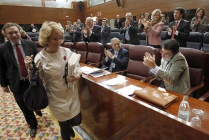 Esperanza Aguirre, en la Asamblea de Madrid, tras su intervención de cáncer de mama.