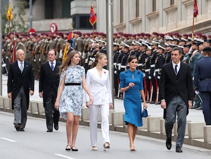 La princesa de Asturias, en el centro de la imagen, acompañada de la infanta Sofía, la reina Letizia y el presidente del Gobierno en funciones, Pedro Sánchez, en la carrera de San Jerónimo de Madrid, este martes.