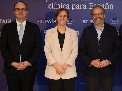 Desde la izquierda, Patrick Wallach, director general de Roche Farma España; Mónica García, ministra de Sanidad, y Juan Cantón, director general de Prensa de Prisa Media.