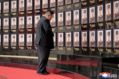 El líder norcoreano Kim Jong rinde homenaje a los soldados fallecidos, en la sede del Comité Central del Partido de los Trabajadores de Corea, en Pyongyang, Corea del Norte.