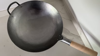 Para usar este wok tradicional, es necesario primero curar la sartén.