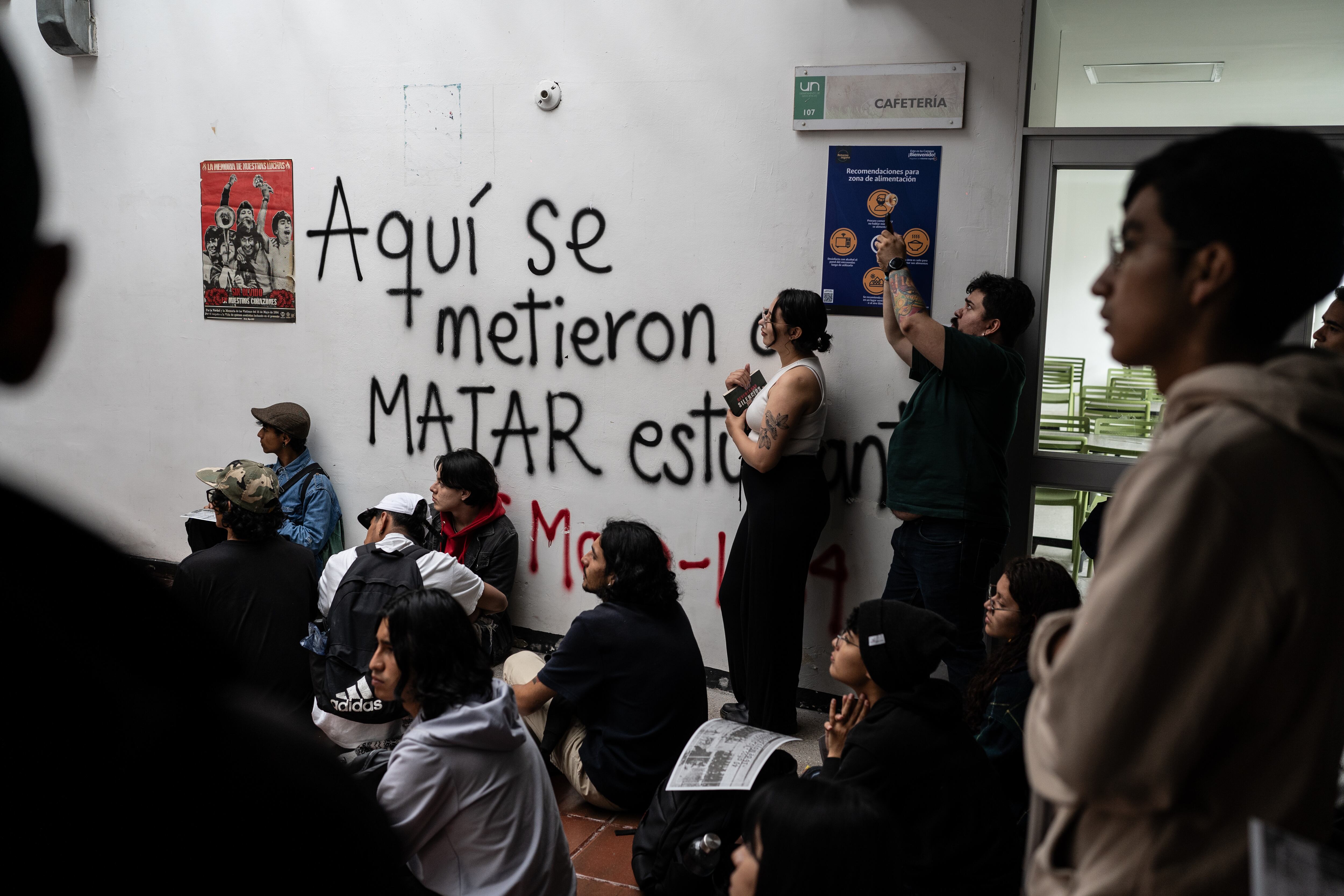 Estudiantes se reúnen en el edificio de las antiguas residencias para mujeres en la Universidad Nacional.