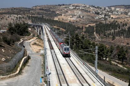 El nuevo tren pasa por la localidad palestina de Beit Iksa, en Cisjordania.