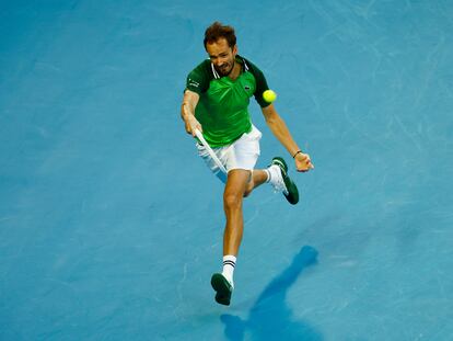 Medvedev intenta devolver la pelota durante la semifinal del viernes contra Zverev.