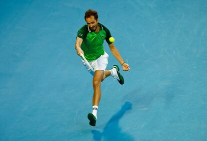 Medvedev intenta devolver la pelota durante la semifinal del viernes contra Zverev.