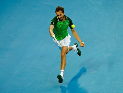 Medvedev intenta devolver la pelota durante la semifinal del viernes contra Zverev.