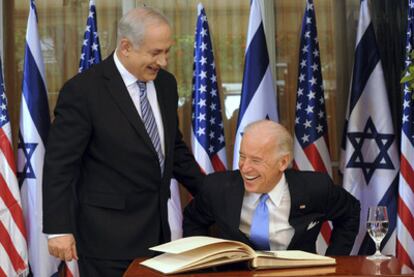 El primer ministro israelí, Benjamín Netanyahu, señala el espacio donde debe estampar su firma el vicepresidente de EE UU, Joseph Biden.