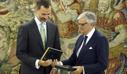 Felipe recibió la memoria de la fiscalía de manos de Eduardo Torres-Dulce el pasado día 3.