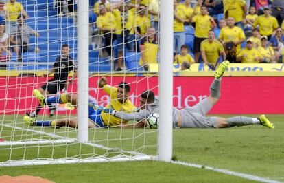 Kepa detiene un lanzamiento de Calleri.