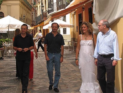 Rogelio López Cuenca, Antonio Soler, Esperanza Peláez y Justo Navarro pasean por el centro de Málaga.