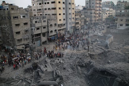 Ciudadanos palestinos inspeccionan los daños causados a la mezquita Al Sussi y a los edificios adyacentes tras los bombardeos israelíes en el campo de refugiados de Al Shati, el 9 de octubre de 2023.