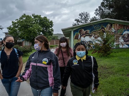 Araceli Soriano, Leilani Lopez, Yuliani Ruíz y Alma Rita Gómez, alumnas de la Escuela Normal Rural Vanguardia de Tamazulapam del Progreso, Oaxaca, se encuentran en el patio de su colegio, el 1 de julio de 2021.