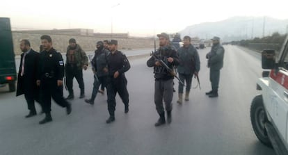 La policía afgana vigila el lugar del atentado, en Kabul, este martes.