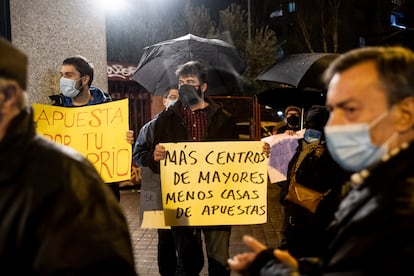 Carlos Sánchez-Mato, el único representante político en la protesta vecinal por la apertura de una nueva casa de apuestas abierta en la Calle Ocaña, en el barrio de Aluche.