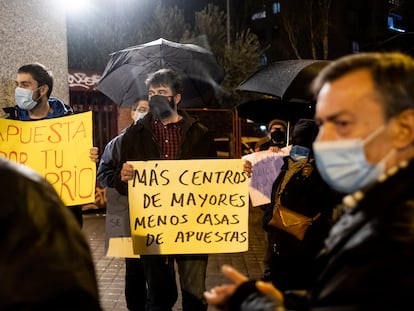 Carlos Sánchez-Mato, el único representante político en la protesta vecinal por la apertura de una nueva casa de apuestas abierta en la Calle Ocaña, en el barrio de Aluche.