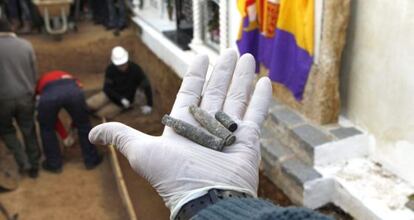 Casquillos de bala localizados por los arqueólogos en una fosa común del cementerio de San José en Gerena (Sevilla).