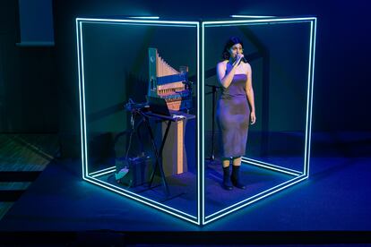 La actuación de la cantante Maria Arna en el evento Retina Año cero, en Barcelona.