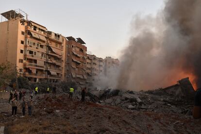 Equipos de bomberos y ciudadanos libaneses trabajan en una de las zonas dañadas tras el ataque israelí en Beirut.

