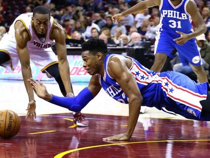 Holmes, de Filadelfia, lucha por el bal&oacute;n con Brown, de Cleveland.