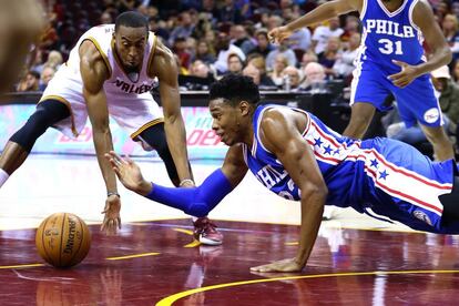 Holmes, de Filadelfia, lucha por el bal&oacute;n con Brown, de Cleveland.