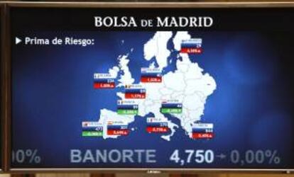 Monitor en la bolsa de Madrid que muestra, entre otras, la prima de riesgo de España. EFE/Archivo